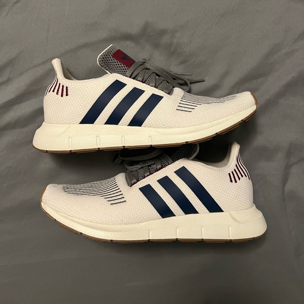Brand new - Adidas Swift Run “Off White”